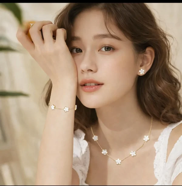 WhatsApp Image 2026-02-11 at 11.02.59 AM Joyería de Trébol de Cinco Hojas: Elegancia y Symbolismo Excepcional