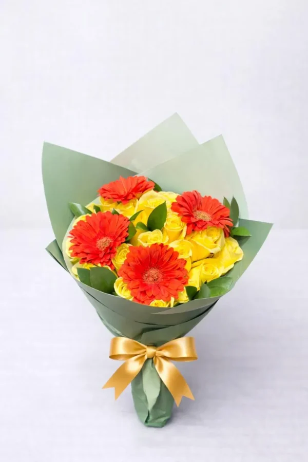 WhatsApp Image 2026-02-24 at 8.30.17 AM (1) Rayos del sol (24 rosas y 4 gerberas)