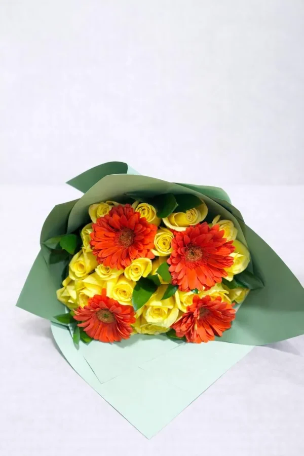 WhatsApp Image 2026-02-24 at 8.30.17 AM Rayos del sol (24 rosas y 4 gerberas)