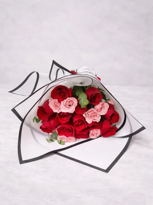 Pasión y amor (12 rosas y 5 mini rosas)