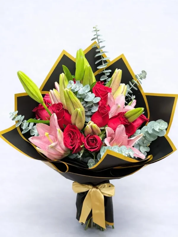 Ramo de Lilis rosas y rosas rojas