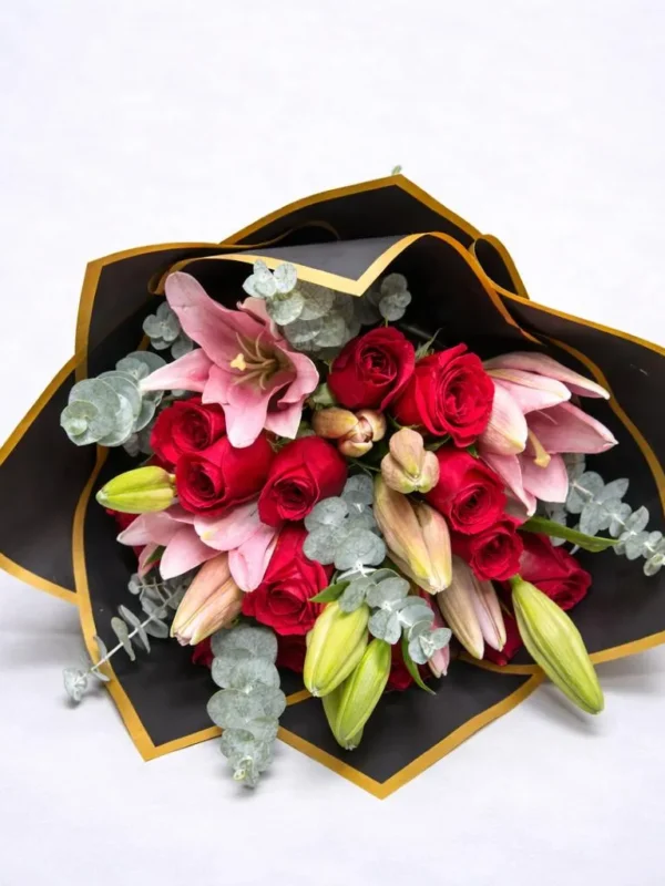 Ramo de Lilis rosas y rosas rojas