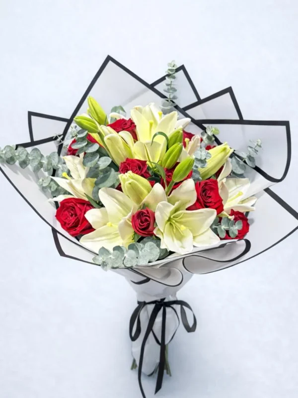 Ramo de Lilis blancas con rosas rojas