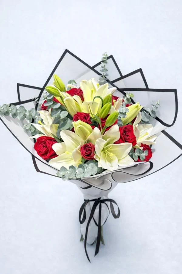 WhatsApp Image 2026-03-06 at 8.34.28 AM (1) Ramo de Lilis blancas con rosas rojas