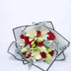 Ramo de Lilis blancas con rosas rojas