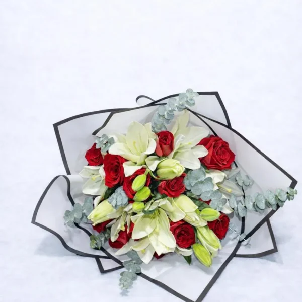 Ramo de Lilis blancas con rosas rojas