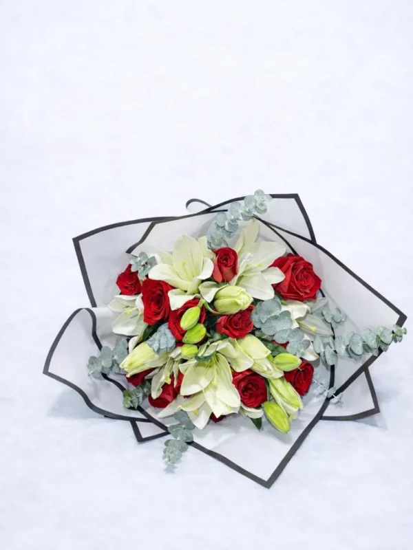 Ramo de Lilis blancas con rosas rojas