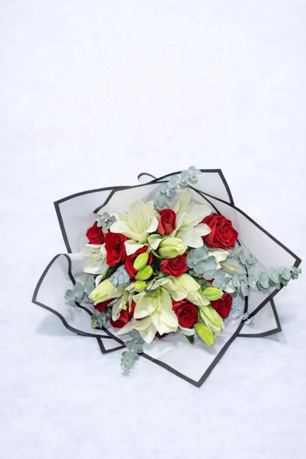 WhatsApp Image 2026-03-06 at 8.34.28 AM Ramo de Lilis blancas con rosas rojas
