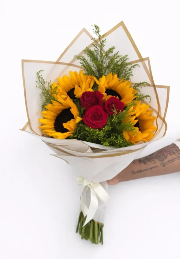 WhatsApp Image 2026-03-19 at 12.09.35 PM Ramo de 4 girasoles y 3 rosas rojas