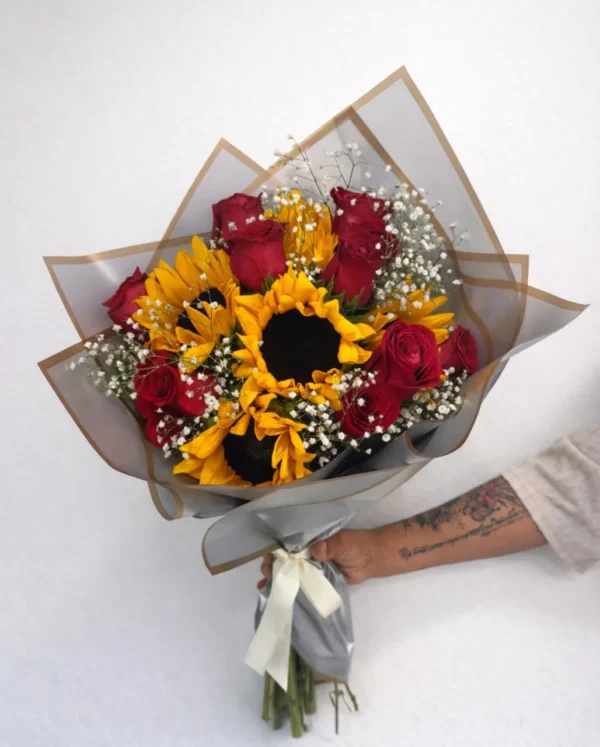 Ramo de 10 rosas rojas y 5 girasoles