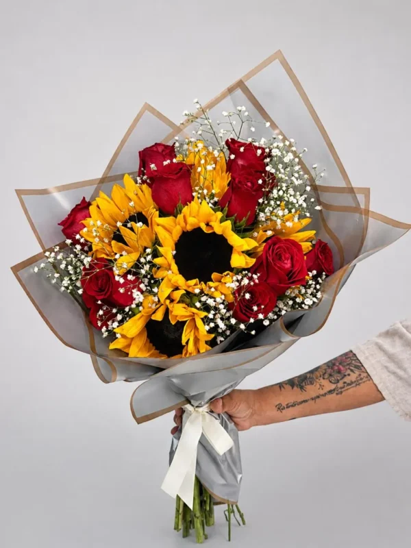 Ramo de 10 rosas rojas y 5 girasoles