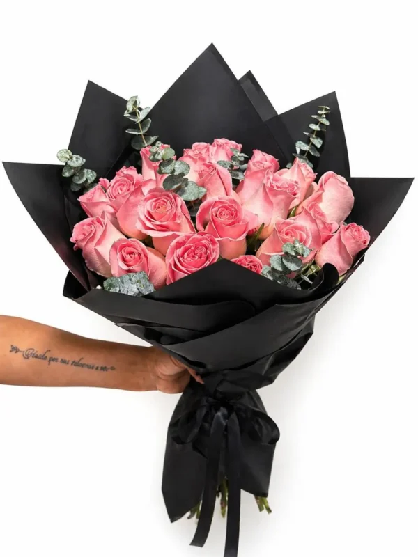 Ramo de 24 rosas hermosas en papel negro