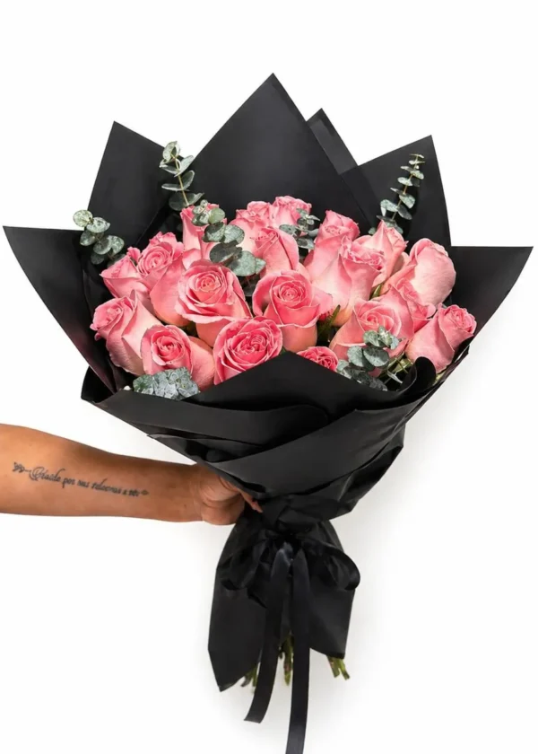 Ramo de 24 rosas hermosas en papel negro
