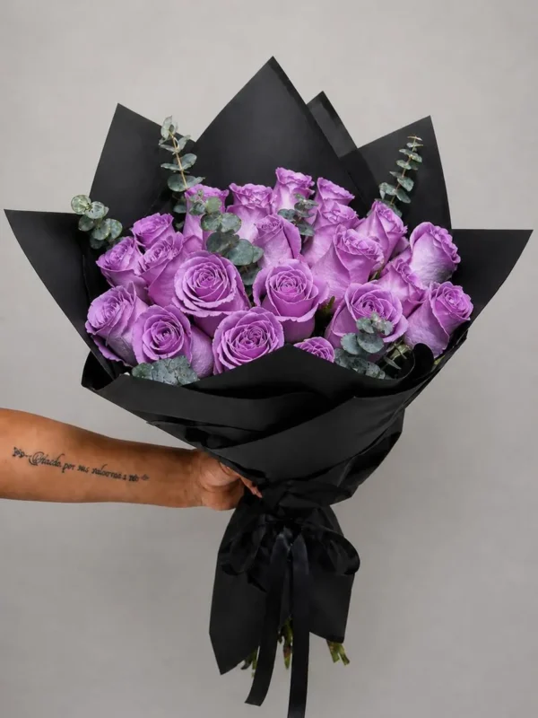 Ramo de 24 rosas lilas en negro