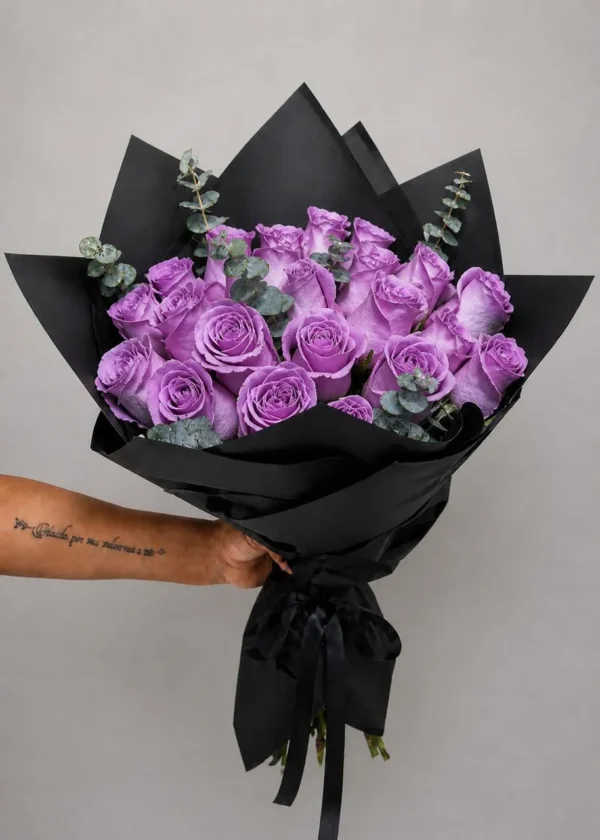 Ramo de 24 rosas lilas en negro